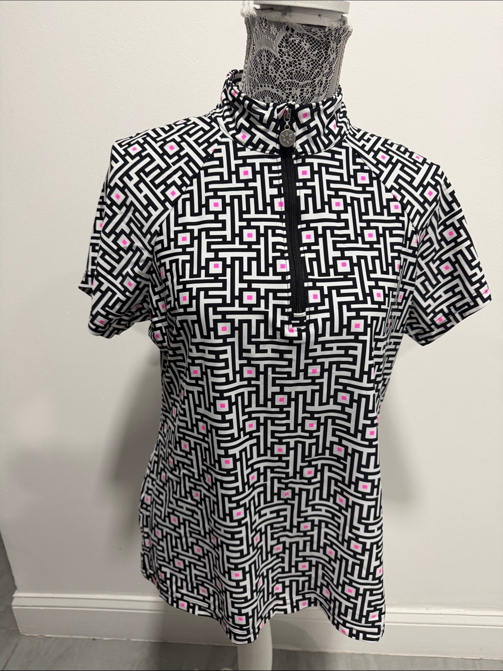 Tzu Tzu Black & White Geometric Short Sleeve Top with Pink Accents